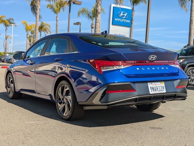 2024 Hyundai Elantra SEL photo 3