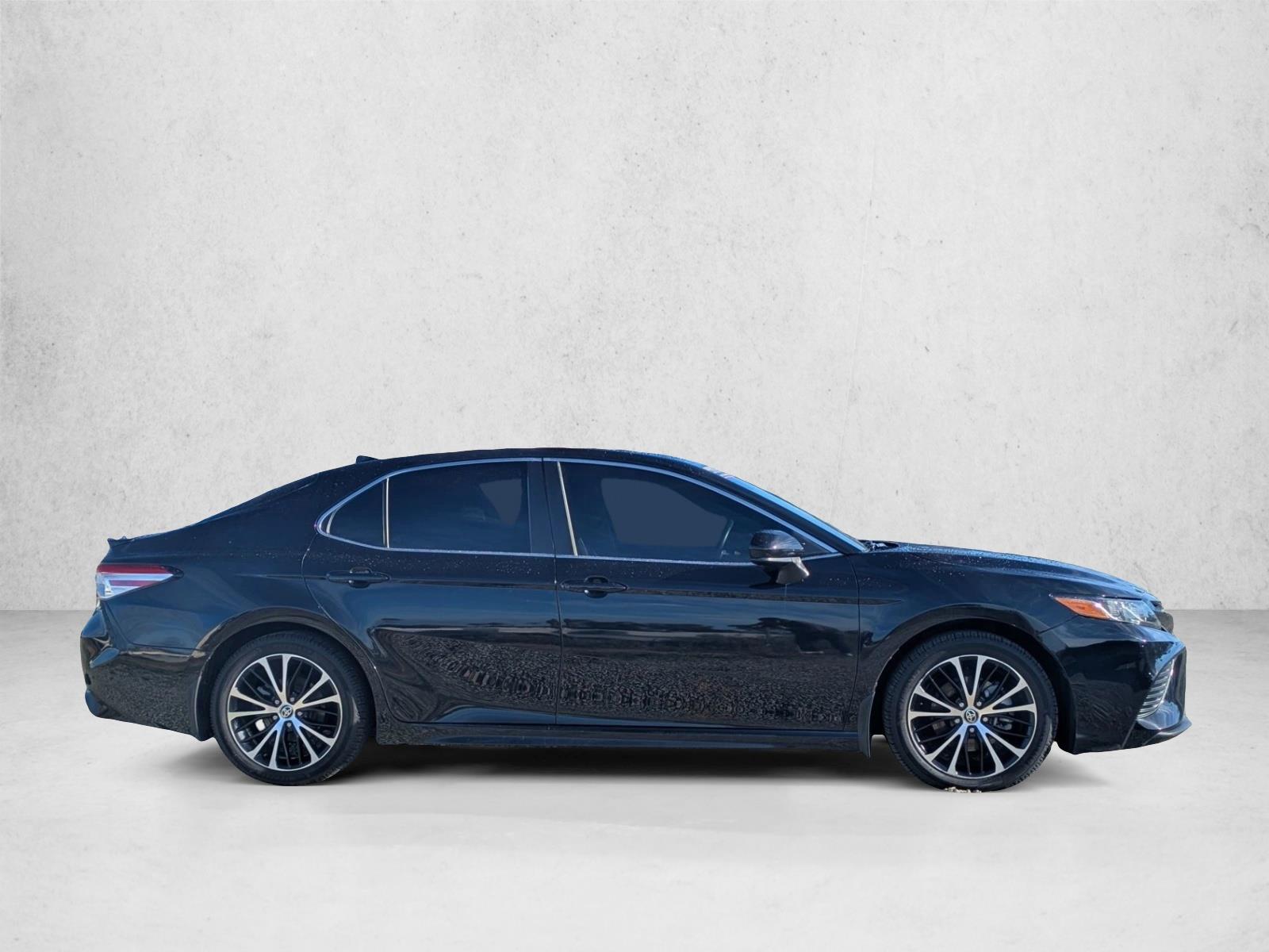 2020 Toyota Camry SE photo 4