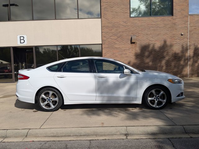 2015 Ford Fusion SE photo 2
