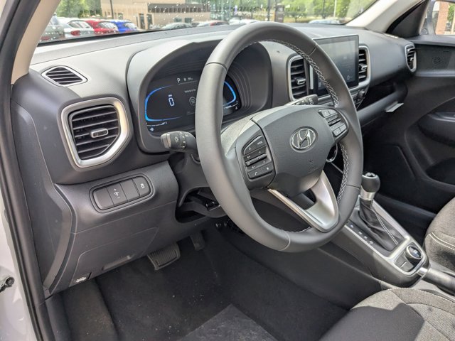2025 Hyundai Venue SEL photo 3