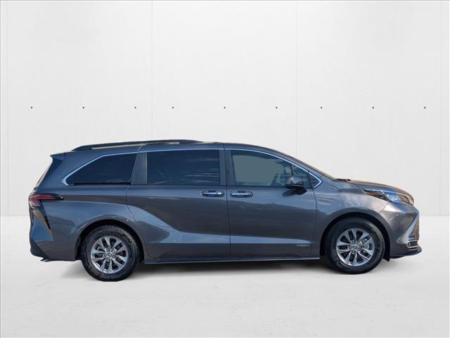 2021 Toyota Sienna XLE photo 2