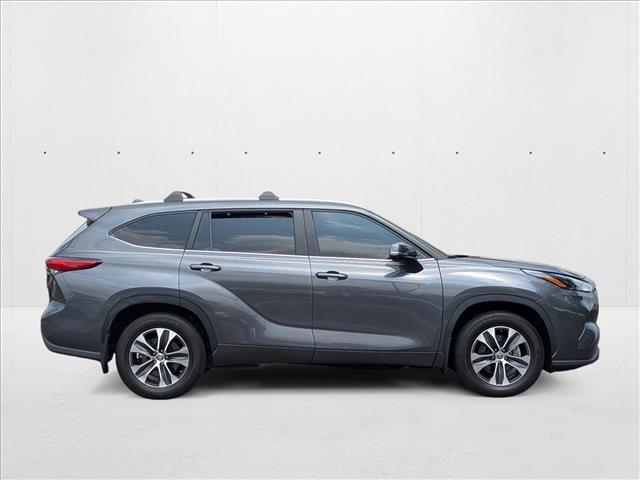 2023 Toyota Highlander XLE photo 2