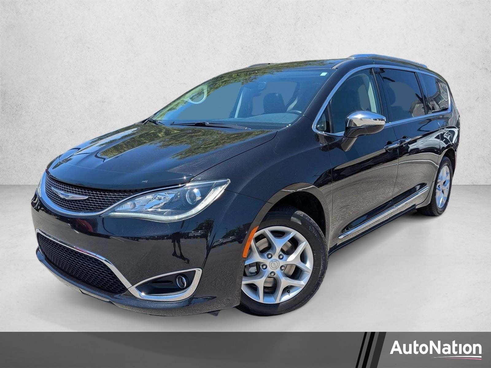 2020 Chrysler Pacifica Limited's photo