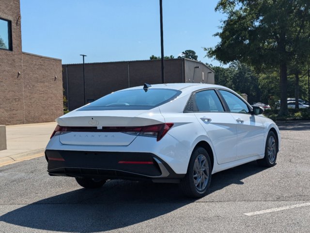 2024 Hyundai Elantra SEL photo 2