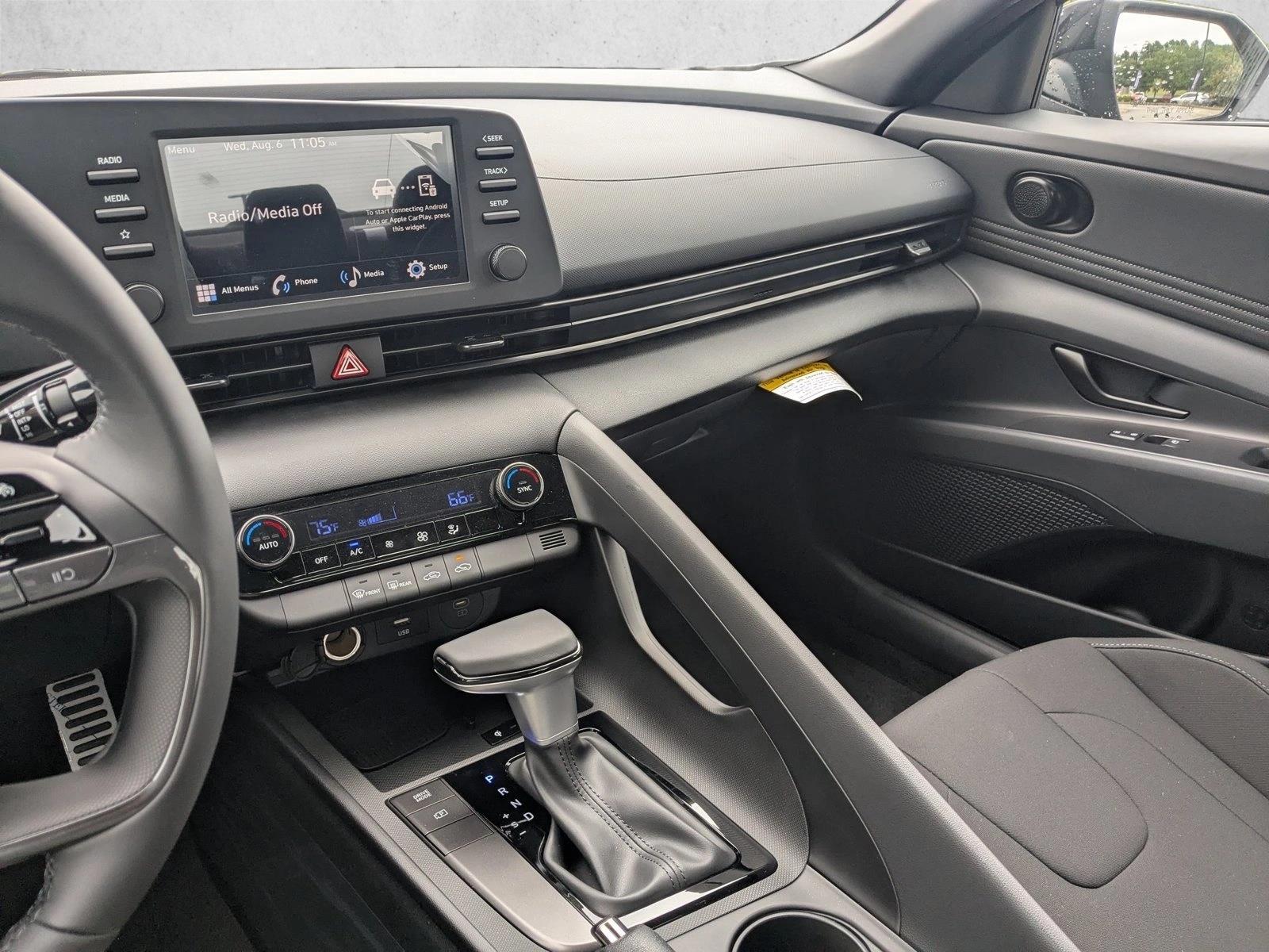 2025 Hyundai Elantra SEL - Photo 13
