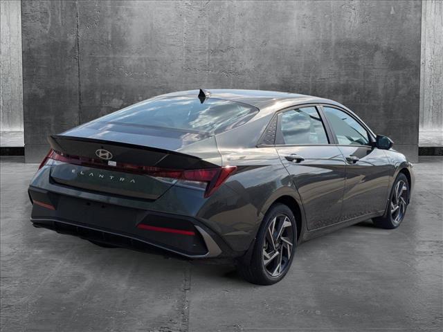 2025 Hyundai Elantra SEL Sport photo 2
