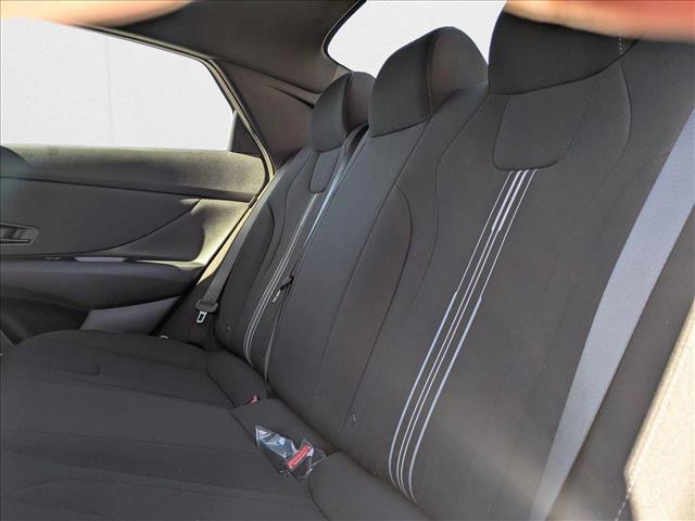 2025 Hyundai Elantra SEL - Photo 18
