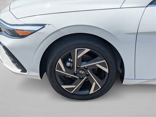 2025 Hyundai Elantra Limited - Photo 10