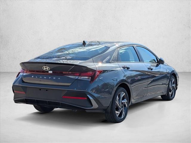 2025 Hyundai Elantra SEL Sport photo 2
