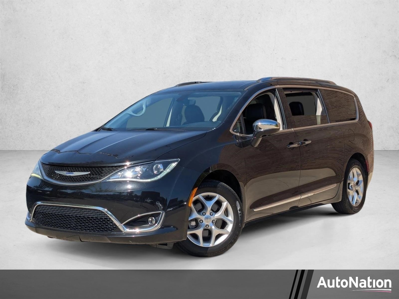 2020 Chrysler Pacifica Limited's photo
