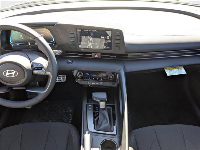 2025 Hyundai Elantra SEL - Photo 17