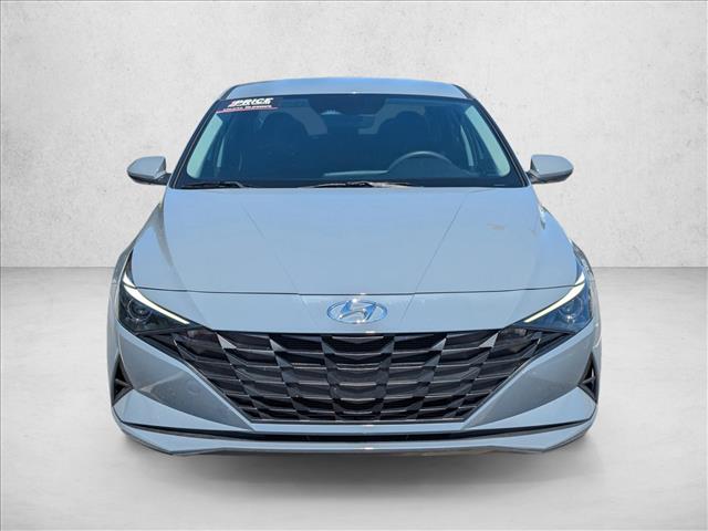 2022 Hyundai Elantra SEL photo 2