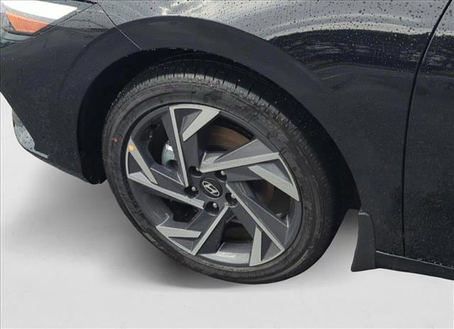 2025 Hyundai Elantra Limited - Photo 11