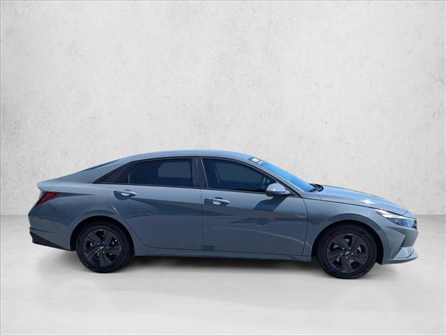 2022 Hyundai Elantra SEL photo 4