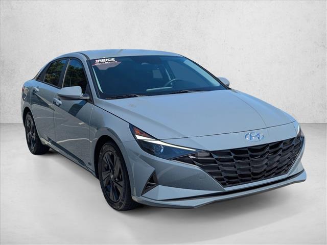 2022 Hyundai Elantra SEL photo 3