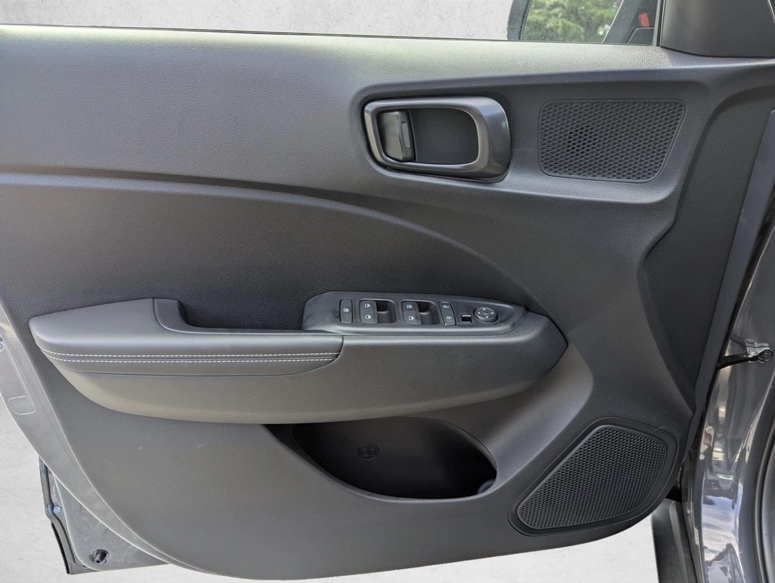 2025 Hyundai Venue Limited - Photo 12