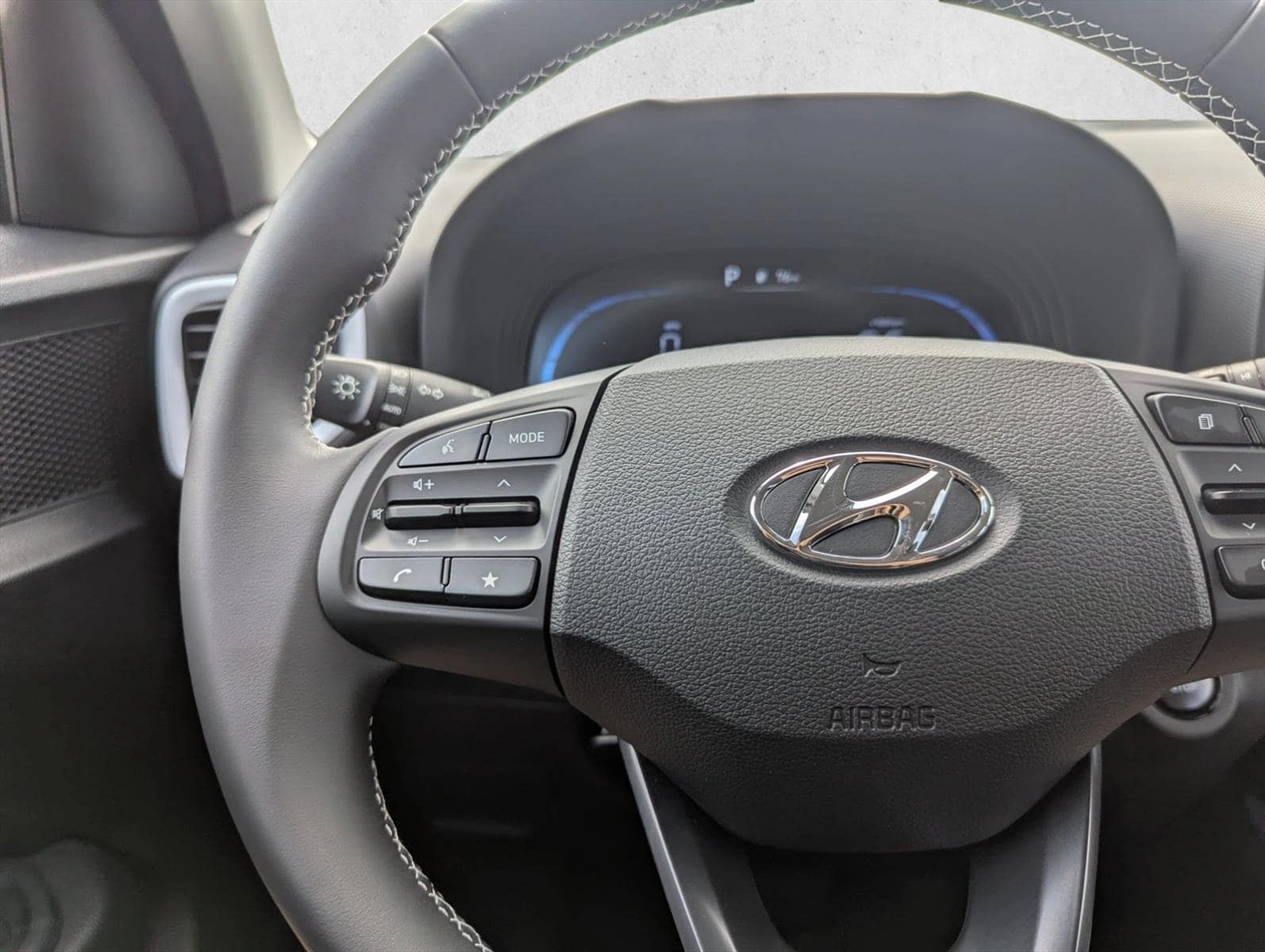 2025 Hyundai Venue Limited - Photo 14
