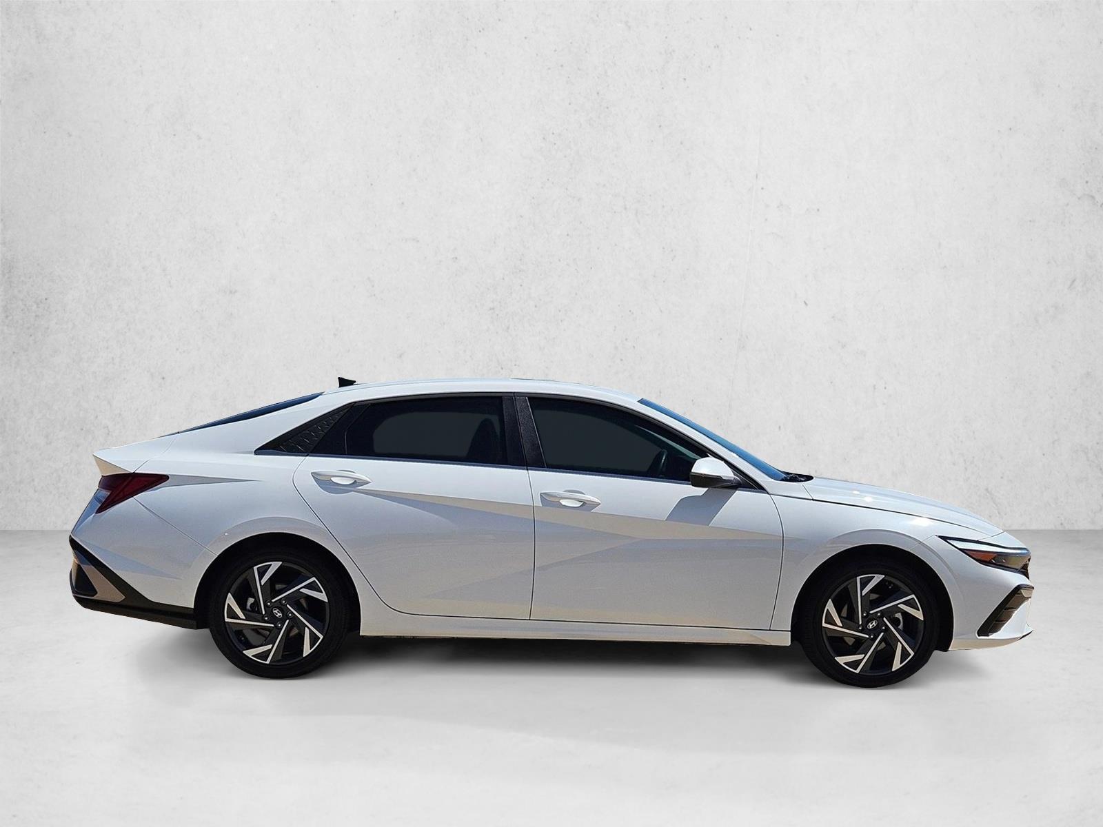 2025 Hyundai Elantra Limited - Photo 4