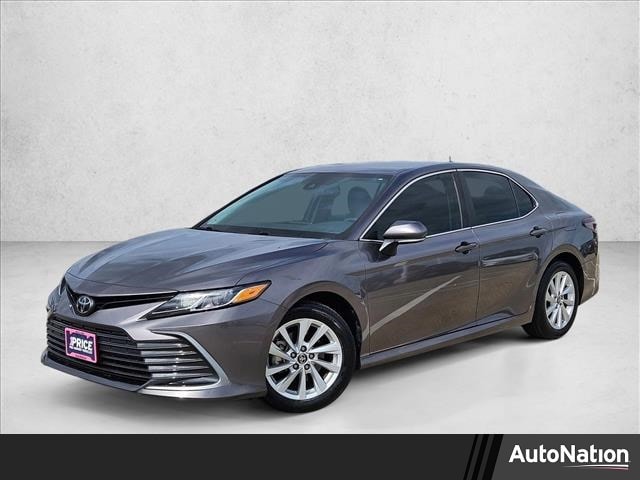 2024 Toyota Camry LE's photo