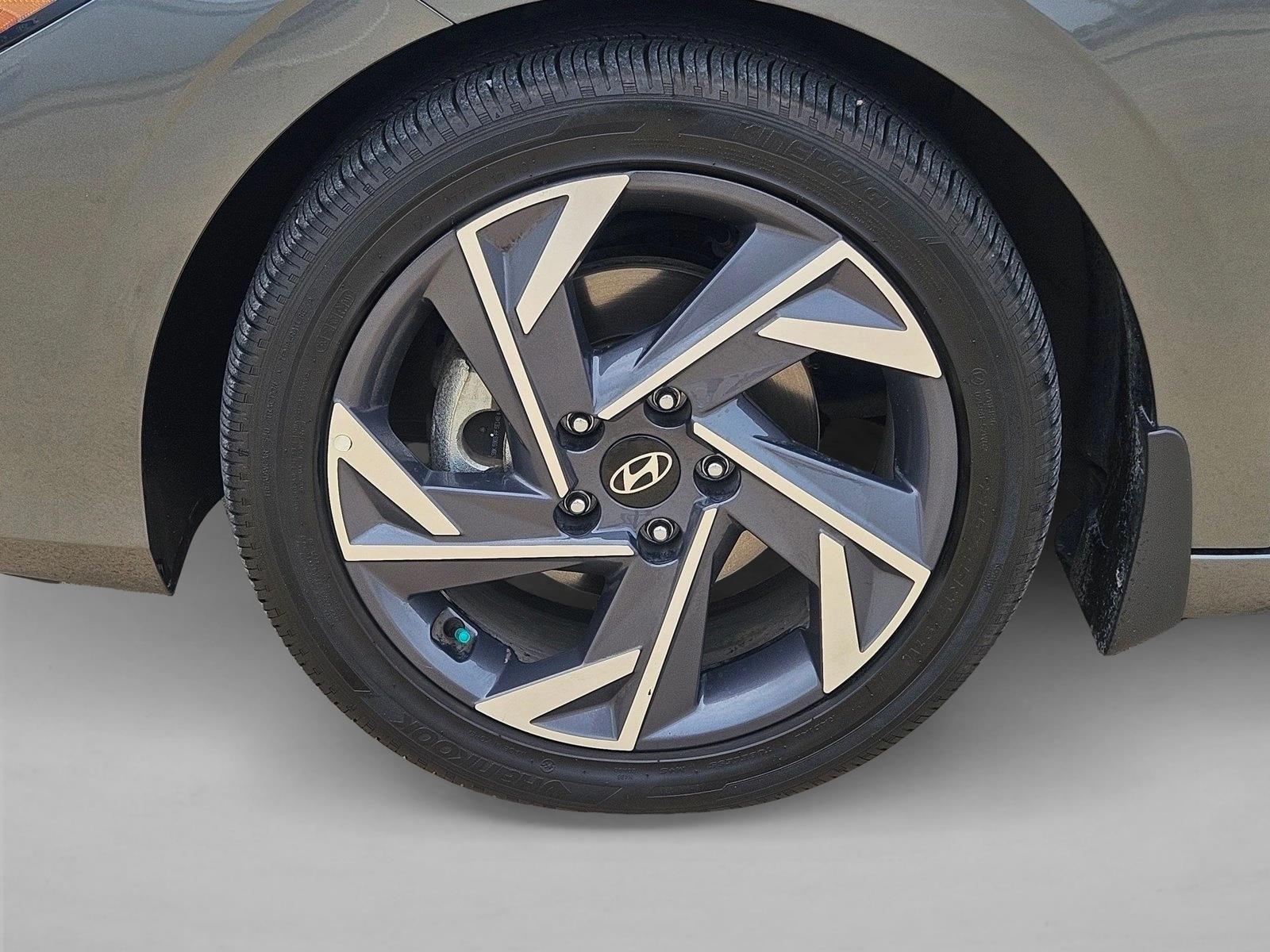 2025 Hyundai Elantra Limited - Photo 23