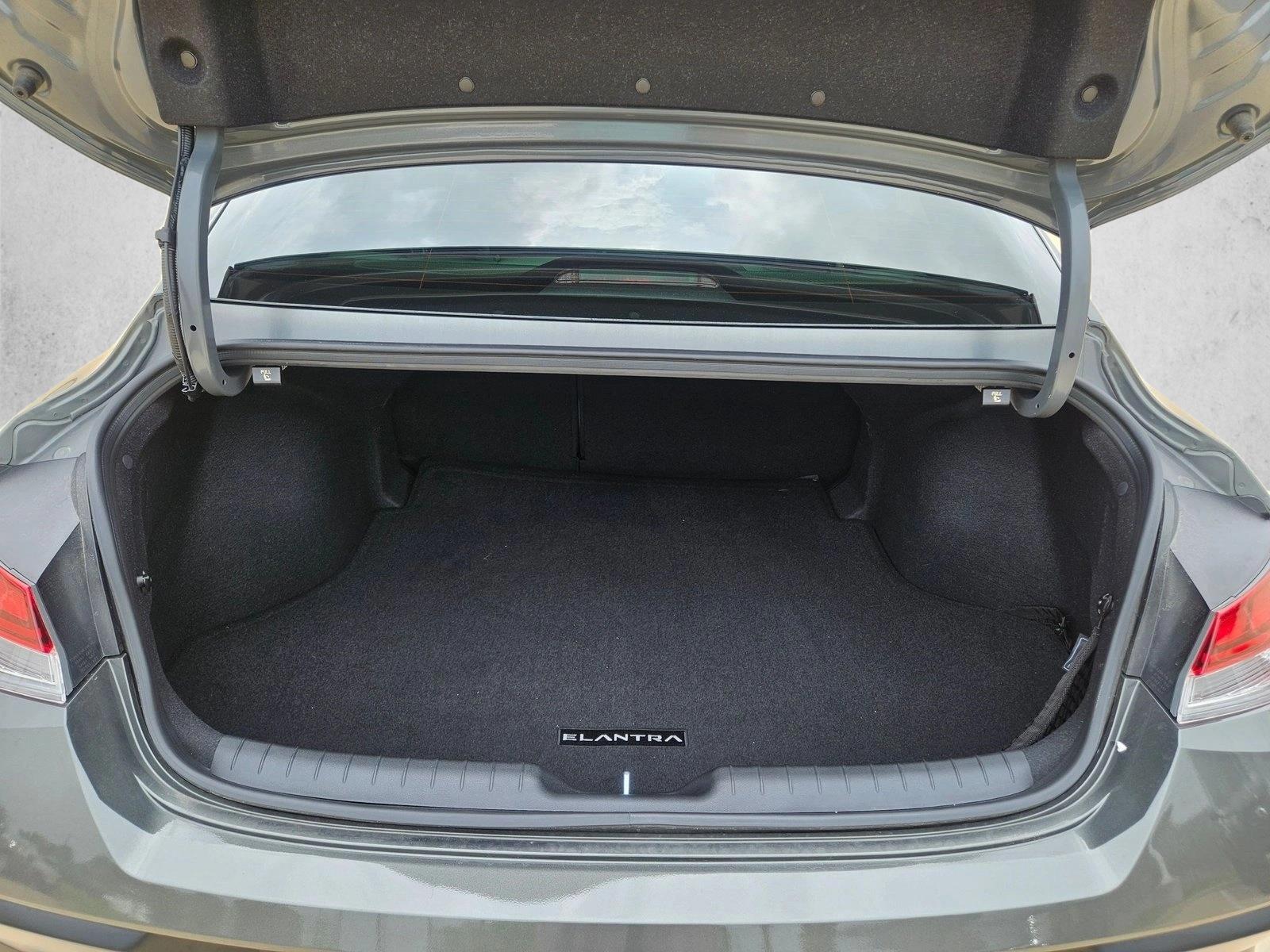 2025 Hyundai Elantra Limited - Photo 6