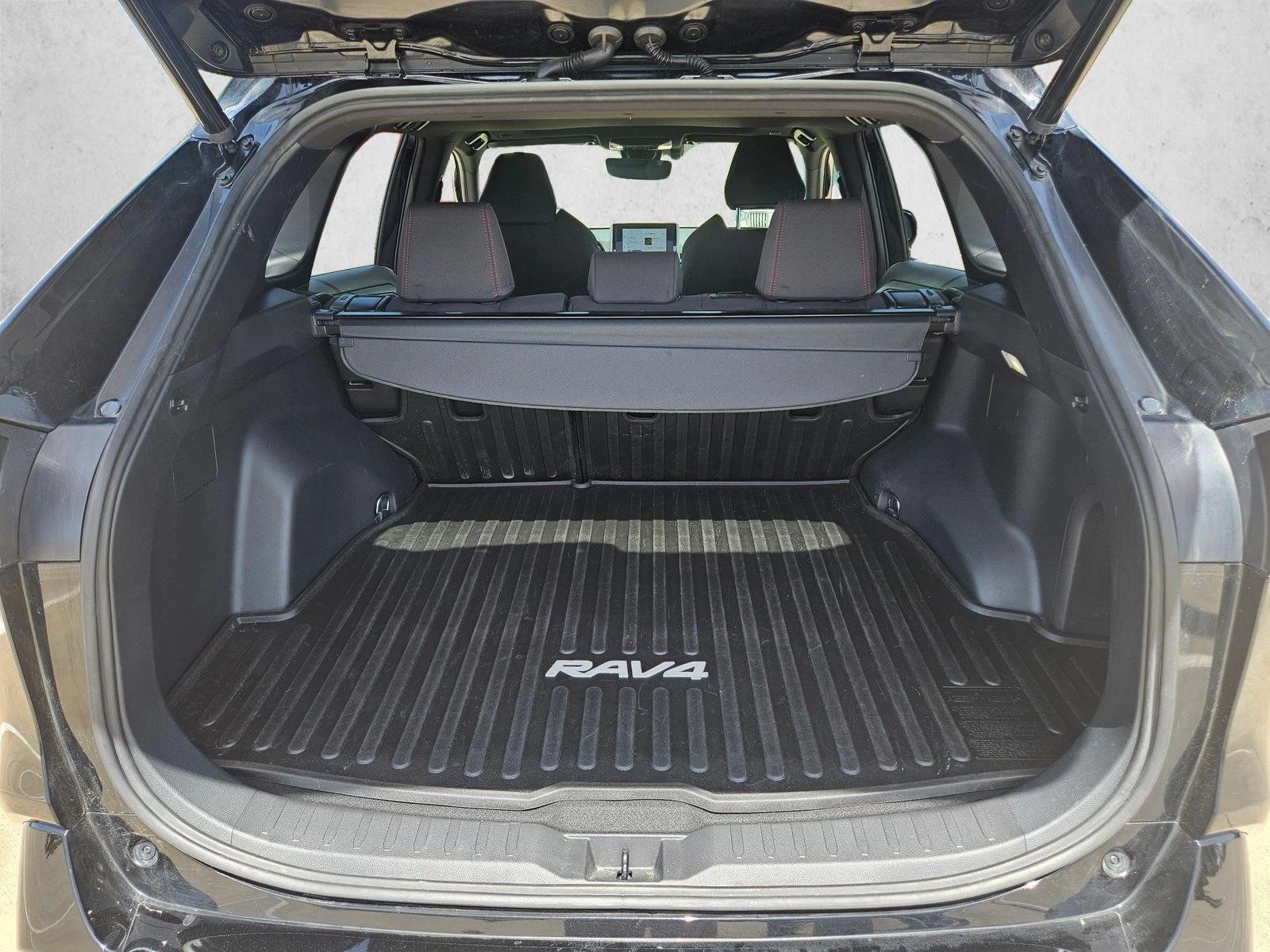 2023 Toyota RAV4 SE - Photo 6