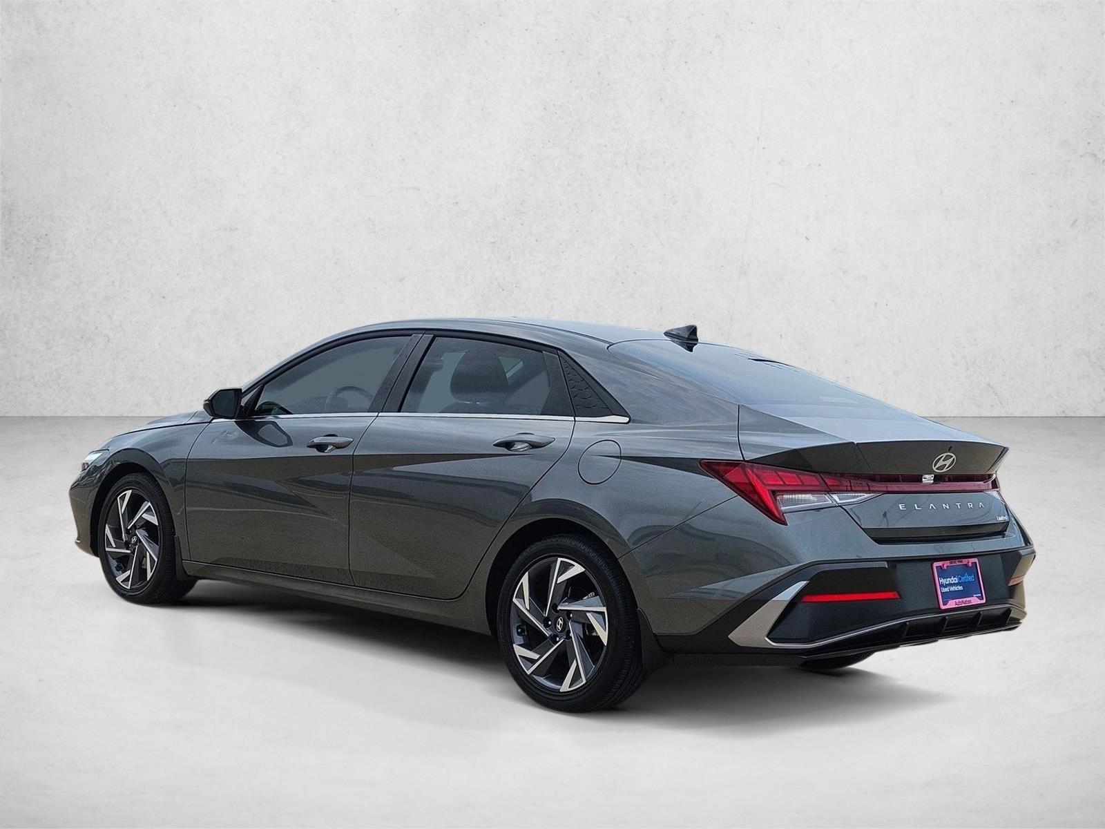 2025 Hyundai Elantra Limited - Photo 8