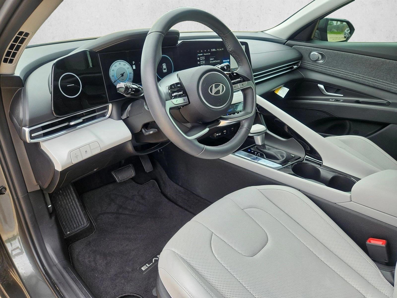 2025 Hyundai Elantra Limited - Photo 10