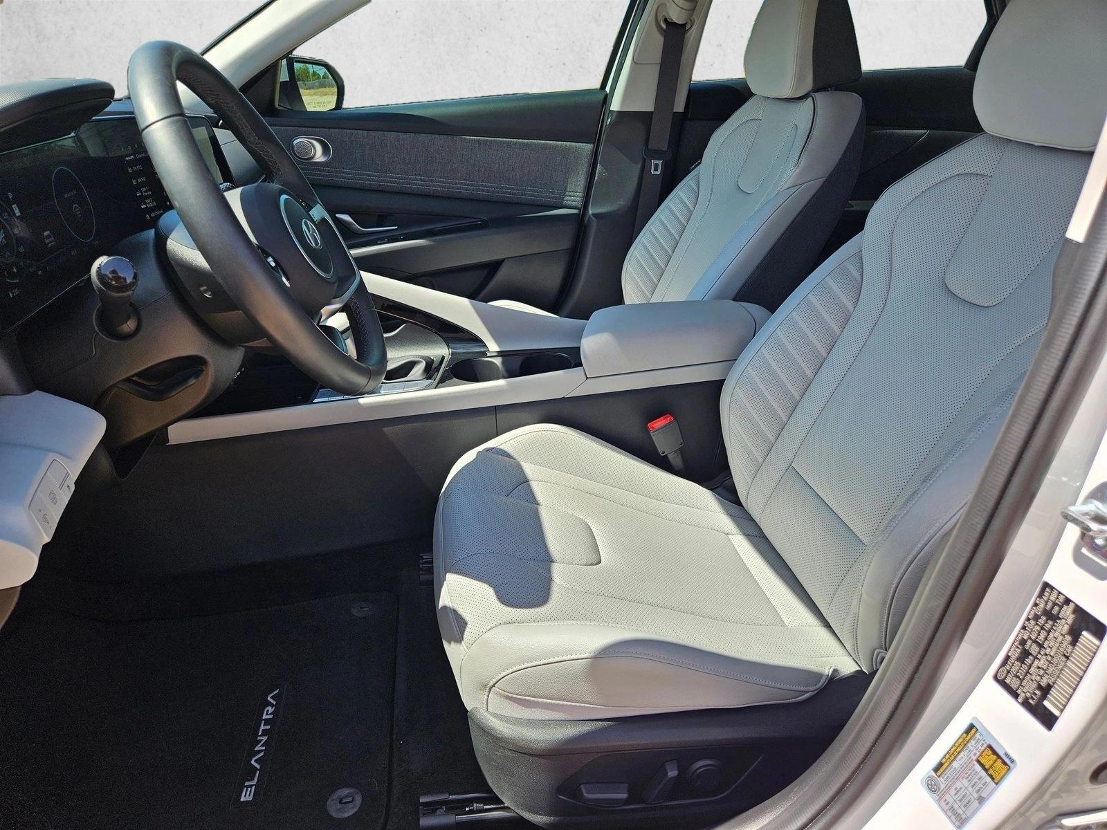 2025 Hyundai Elantra Limited - Photo 16