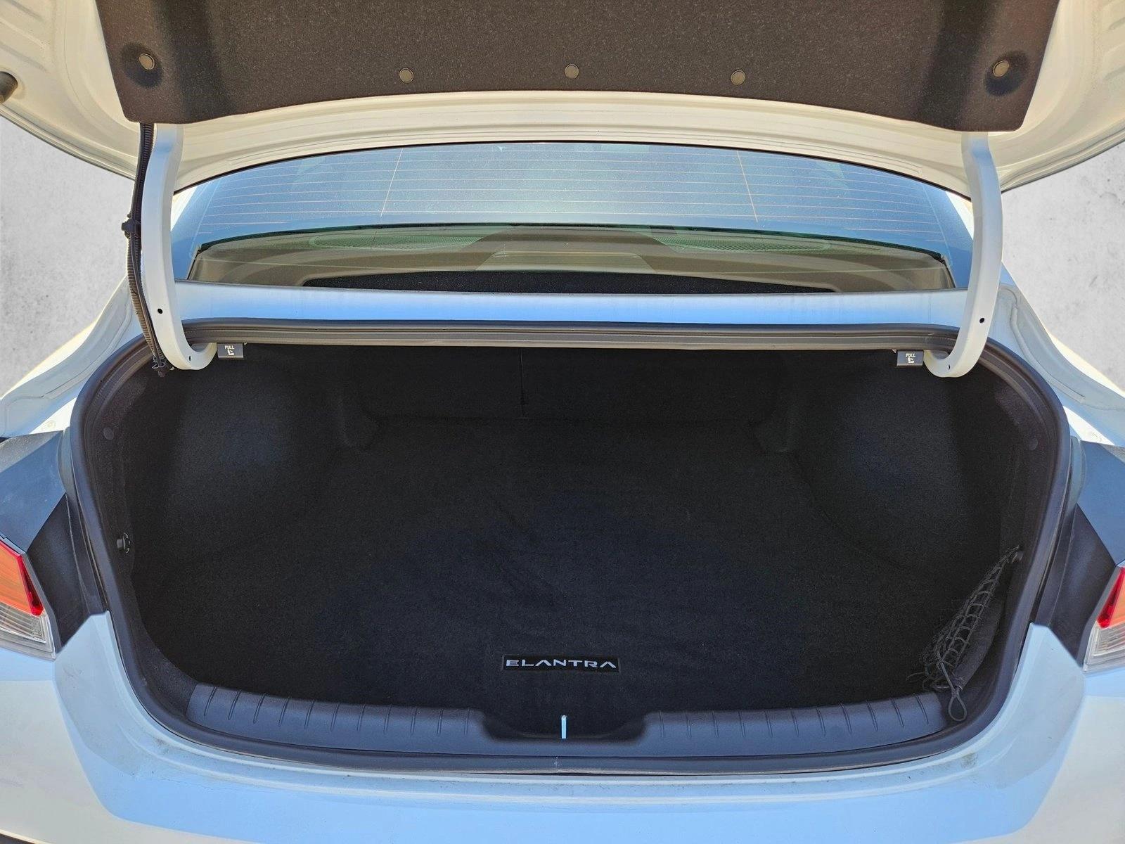 2025 Hyundai Elantra Limited - Photo 6
