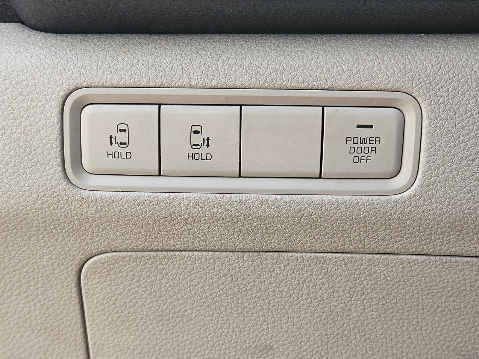 2022 Kia Carnival LX Seat Pkg - Photo 12