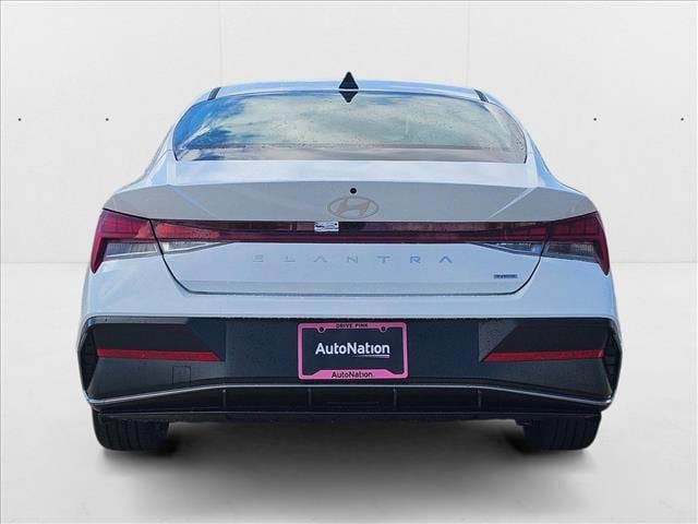 2025 Hyundai Elantra Limited - Photo 8