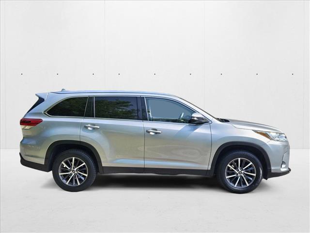 2019 Toyota Highlander XLE Sport photo 2