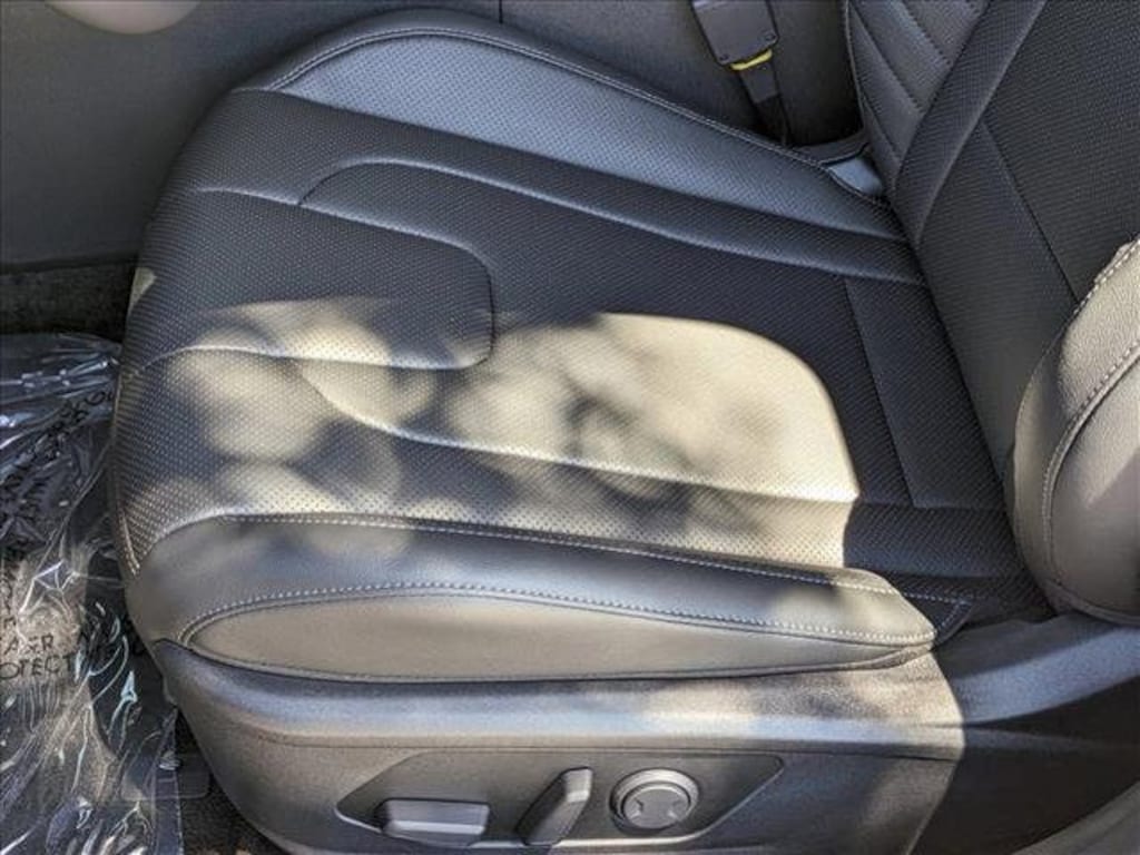 New 2025 Hyundai Elantra Hybrid Limited 4dr Car