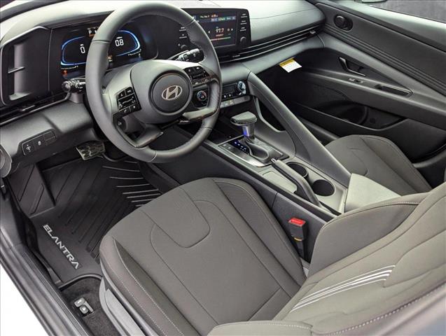 2025 Hyundai Elantra SEL Sport photo 3