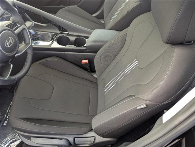 2025 Hyundai Elantra SEL Convenience photo 4