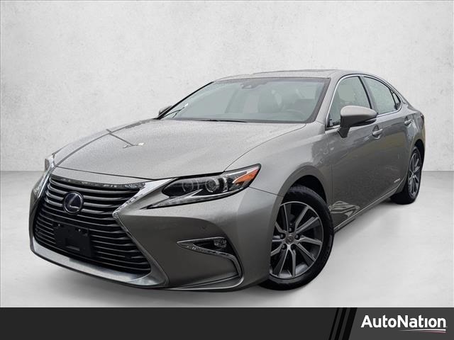 2017 Lexus ES 300h's photo