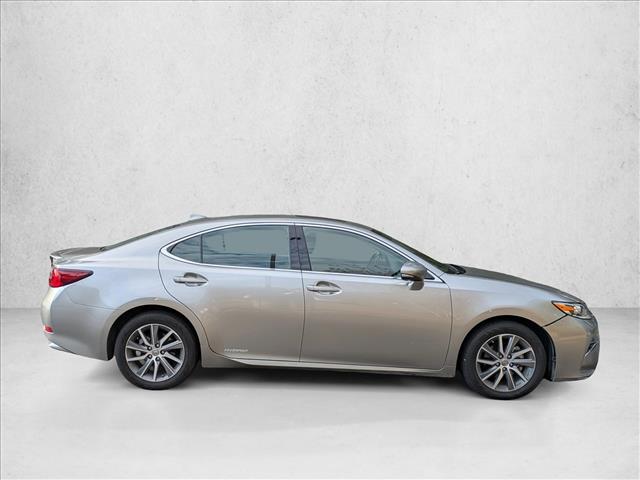 2017 Lexus ES 300h photo 4