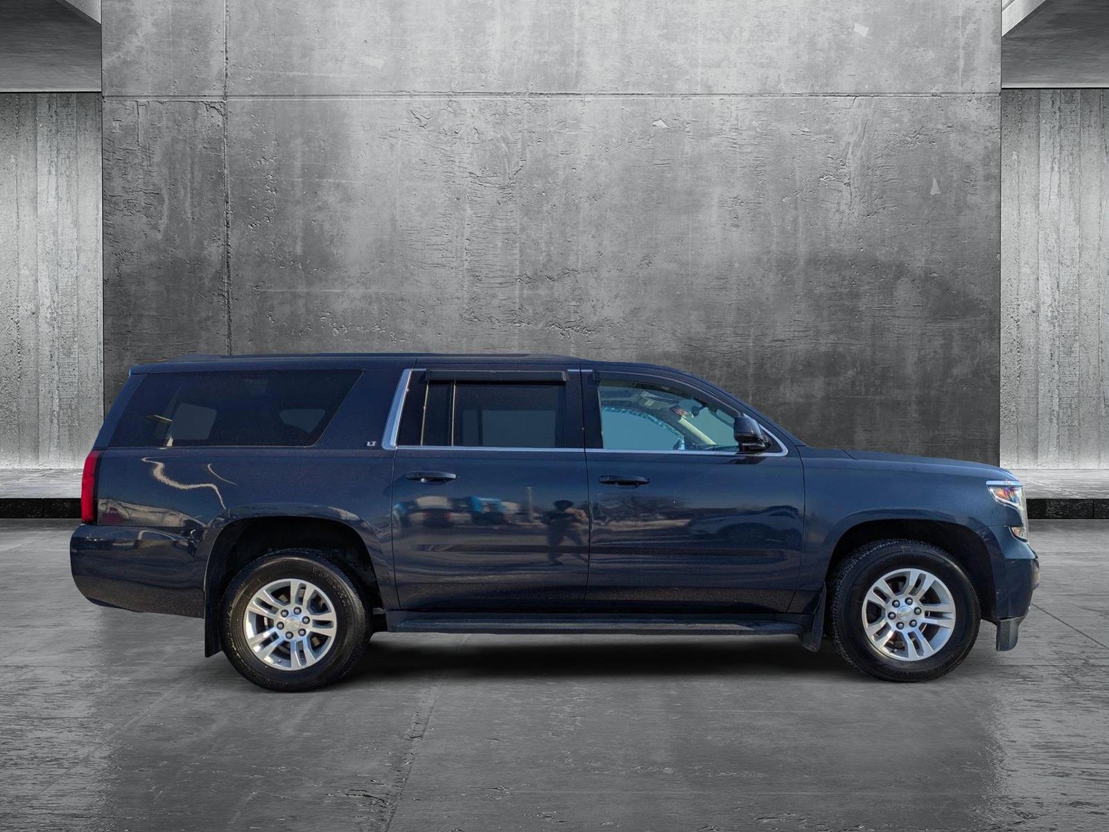 2020 Chevrolet Suburban LT photo 4