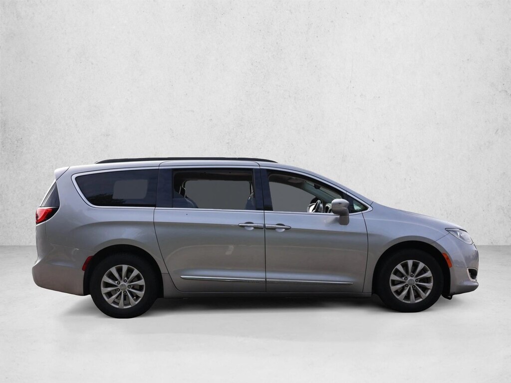 Used 2017 Chrysler Pacifica Touring-L Mini-van Passenger