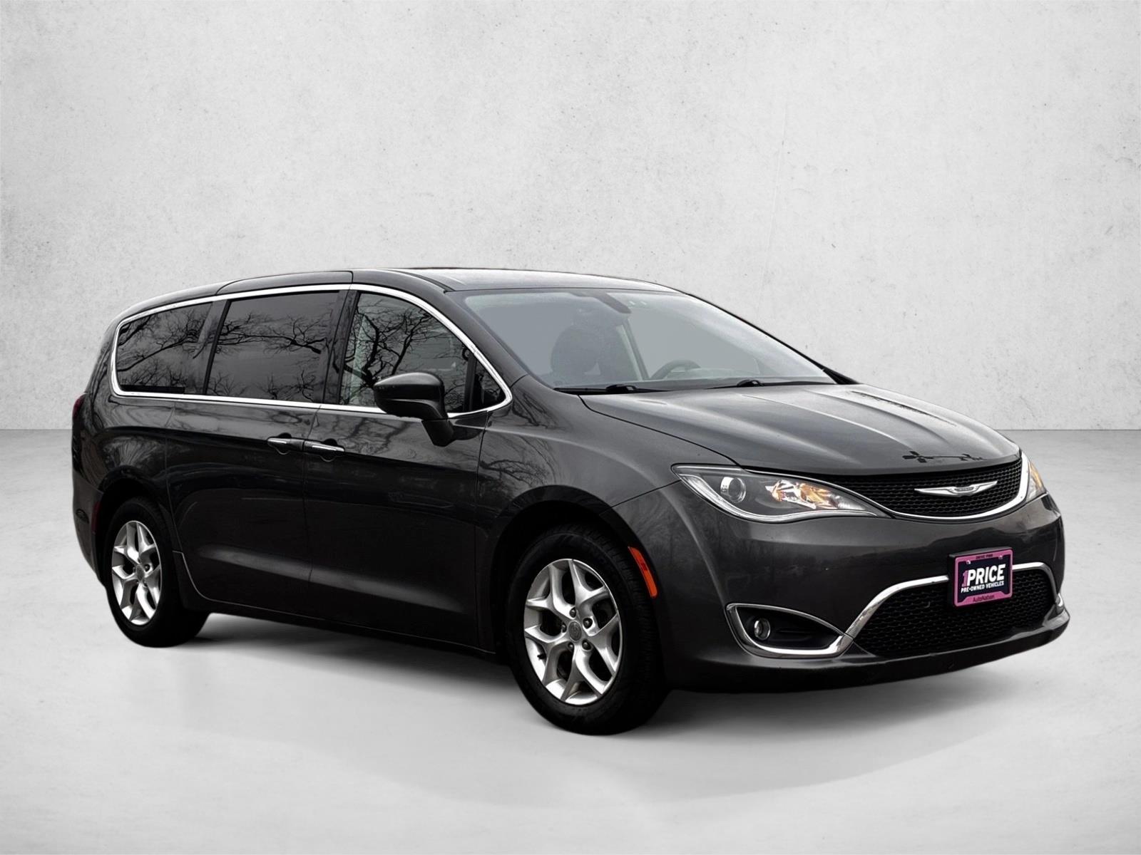 2018 Chrysler Pacifica Touring Plus photo 3