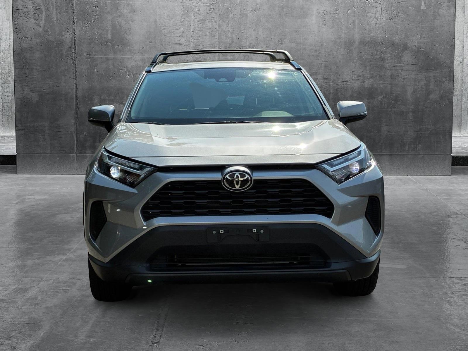 2022 Toyota RAV4 XLE photo 2