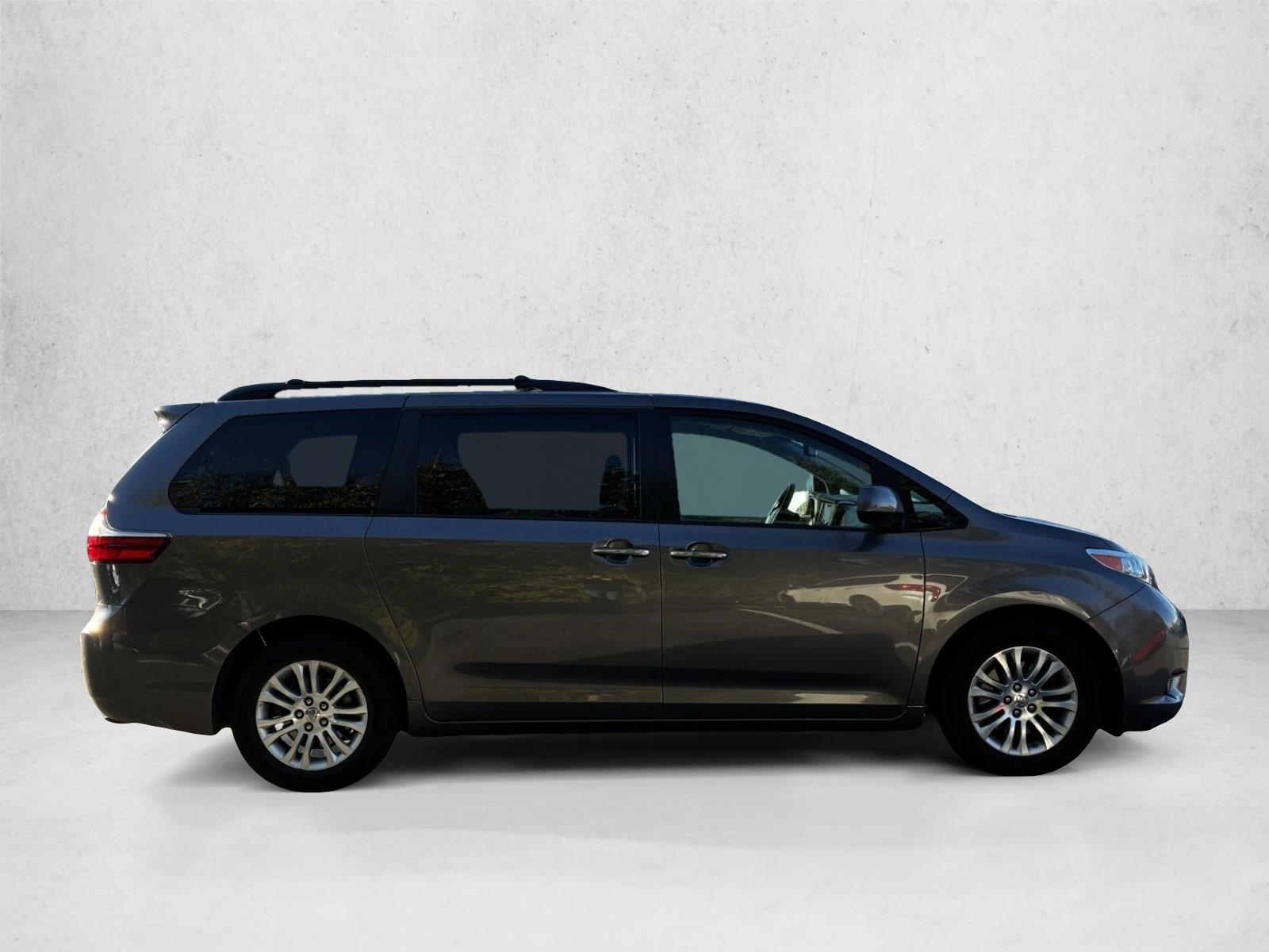 2015 Toyota Sienna XLE photo 2