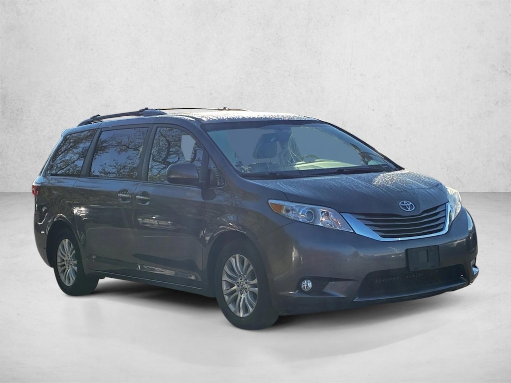 Used 2015 Toyota Sienna XLE Mini-van Passenger