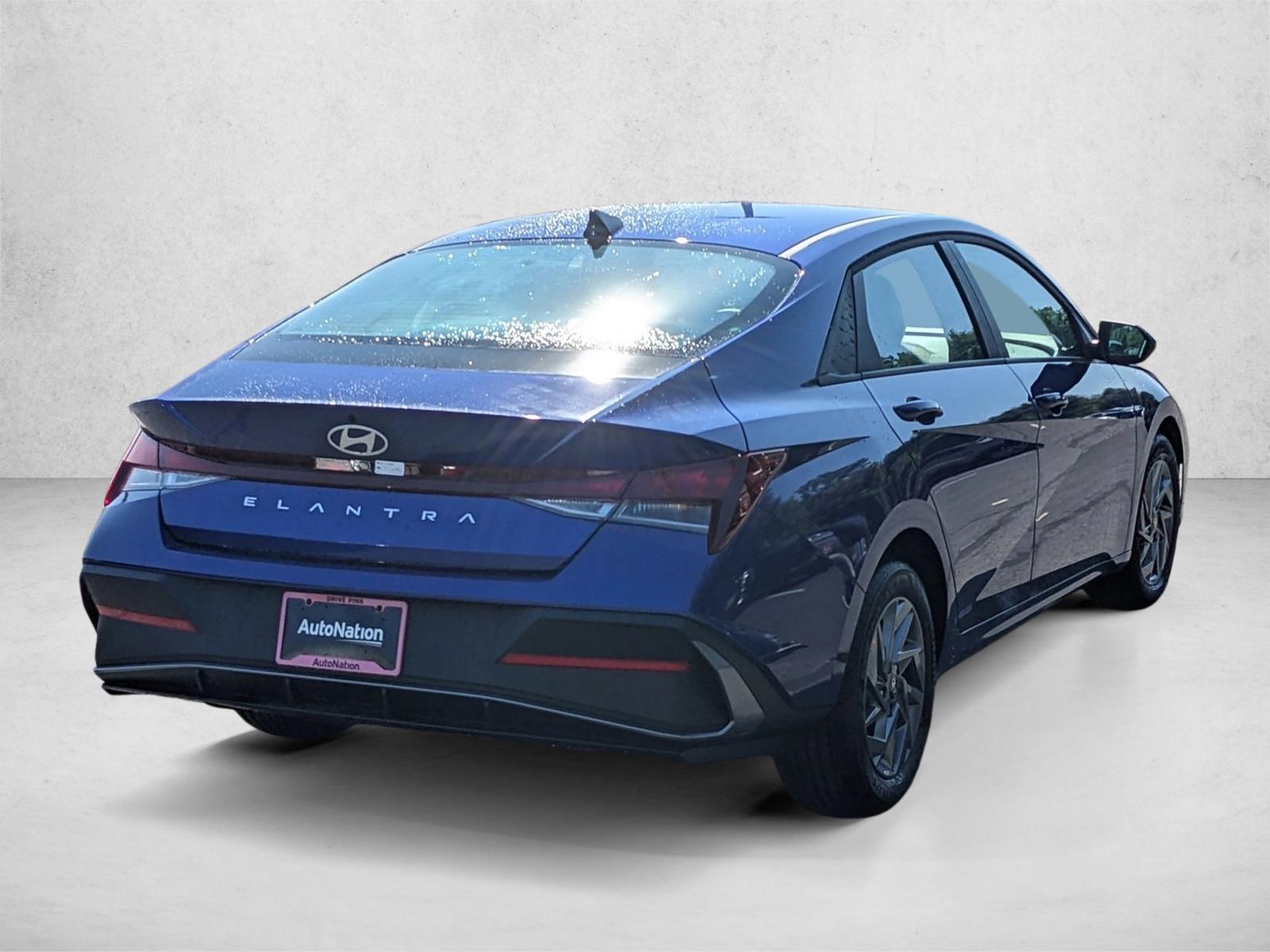 2024 Hyundai Elantra SEL photo 2
