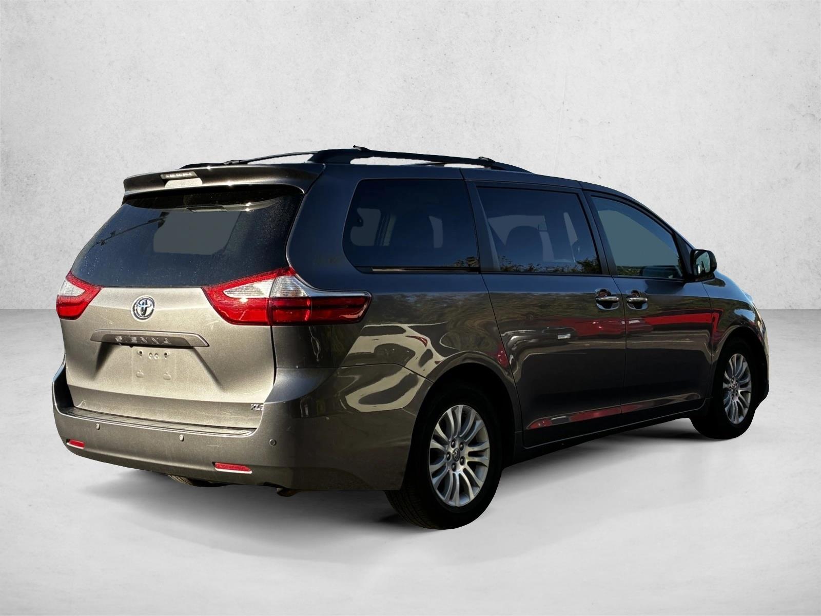 2015 Toyota Sienna XLE photo 3