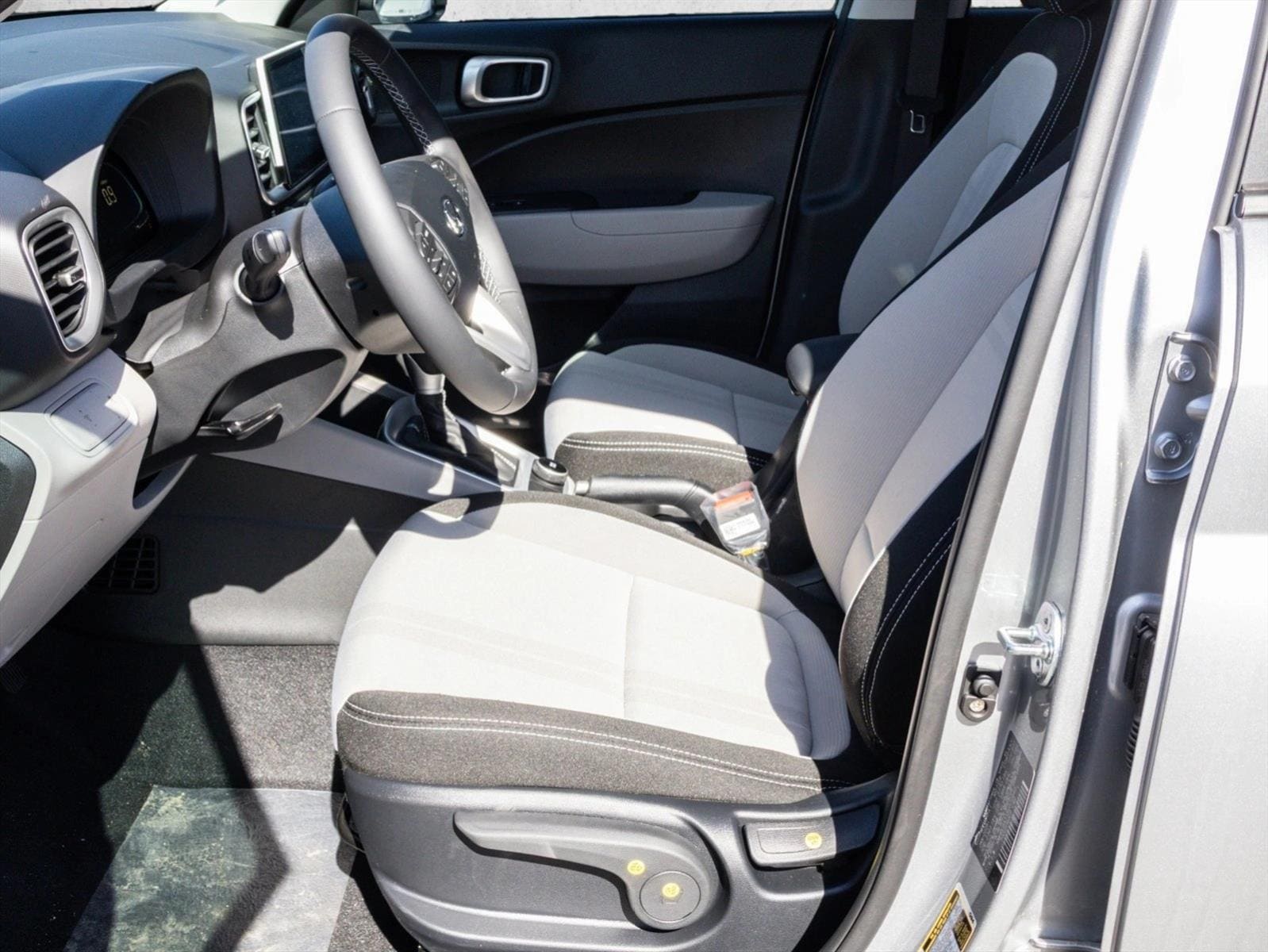 2025 Hyundai Venue SEL - Photo 11