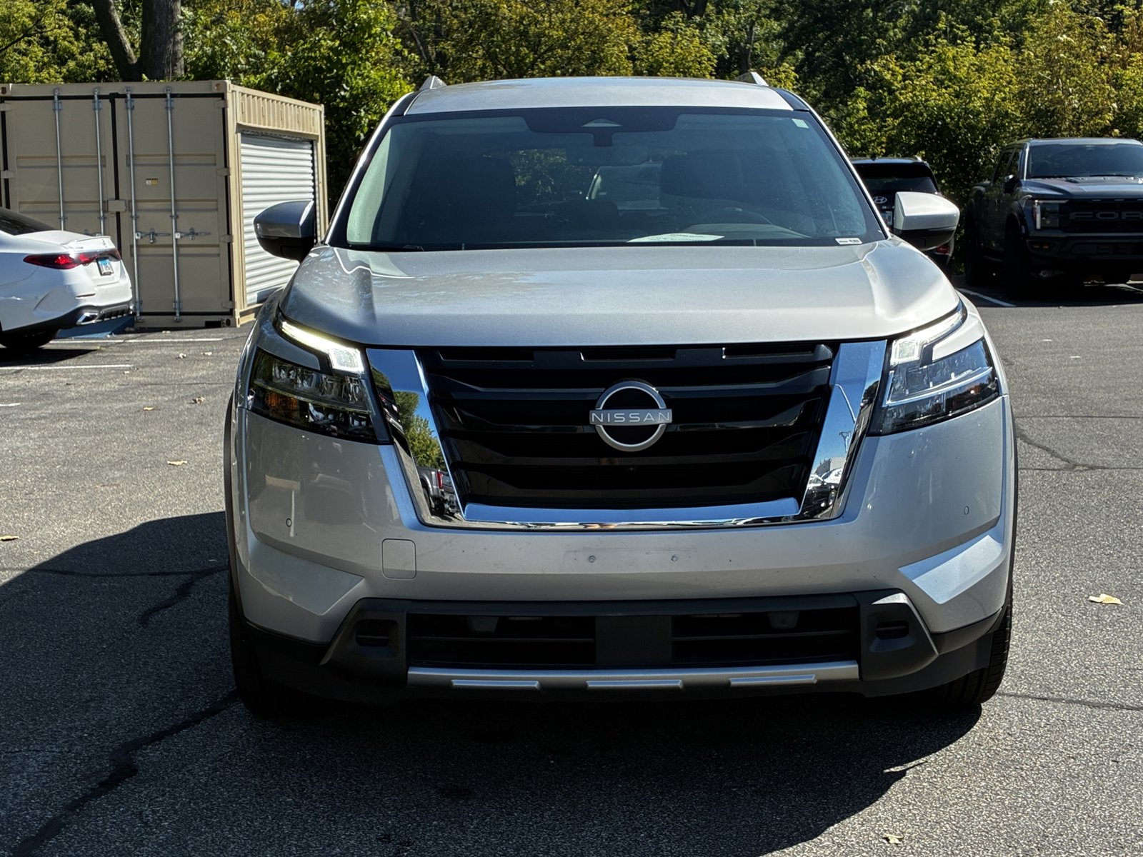 2023 Nissan Pathfinder SL photo 2