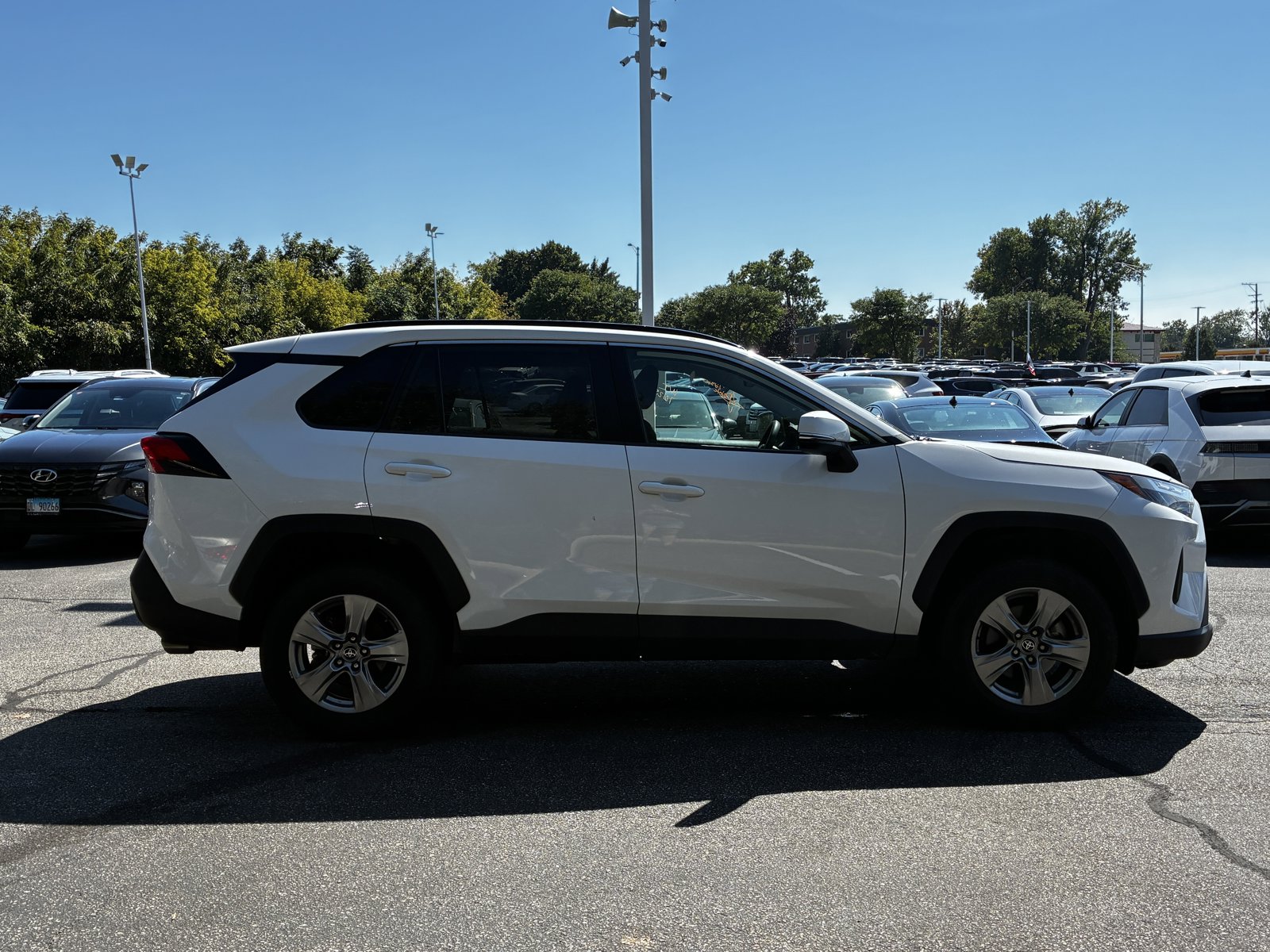2023 Toyota RAV4 XLE photo 3