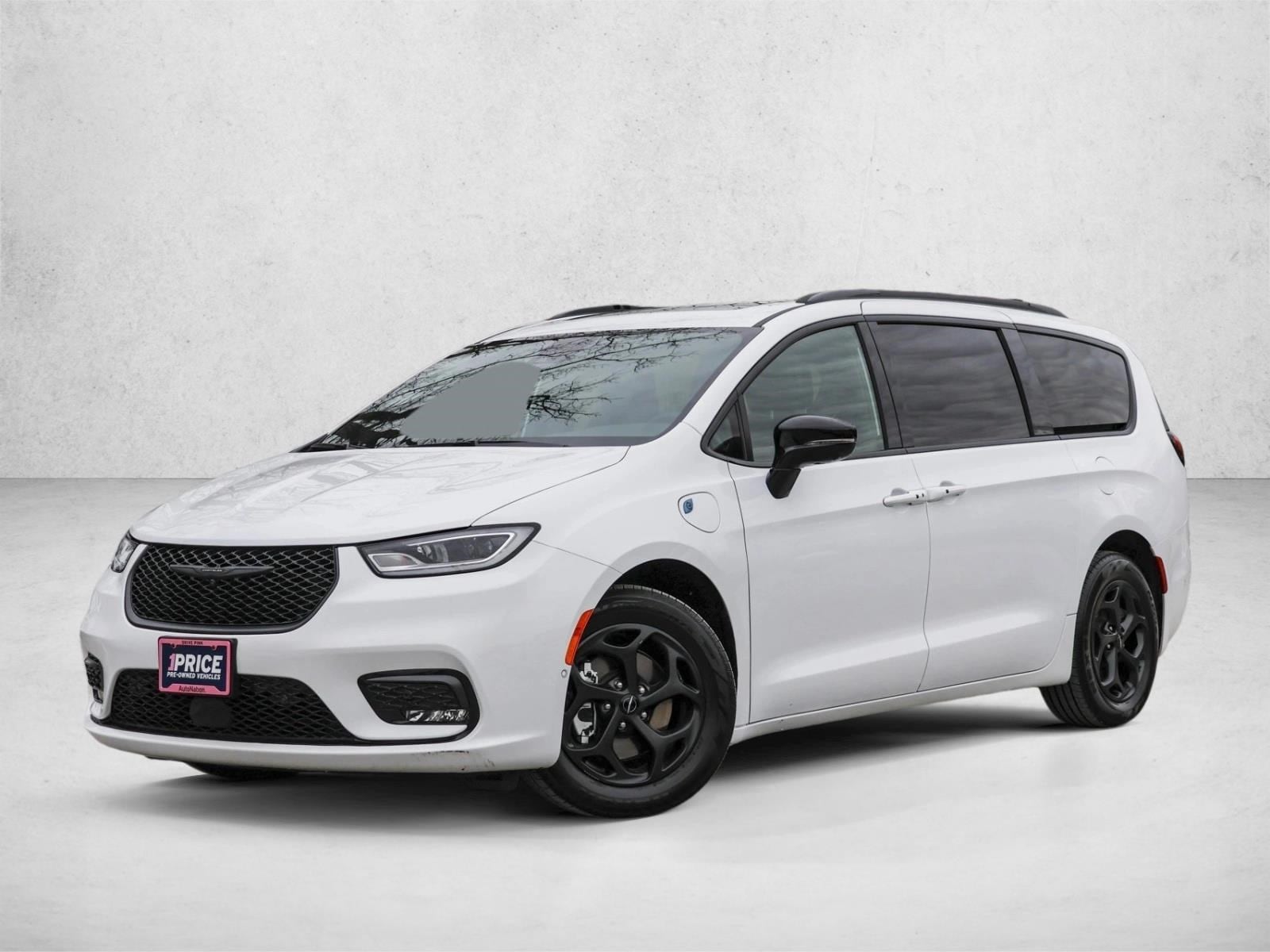 2024 Chrysler Pacifica PHEV Select's photo